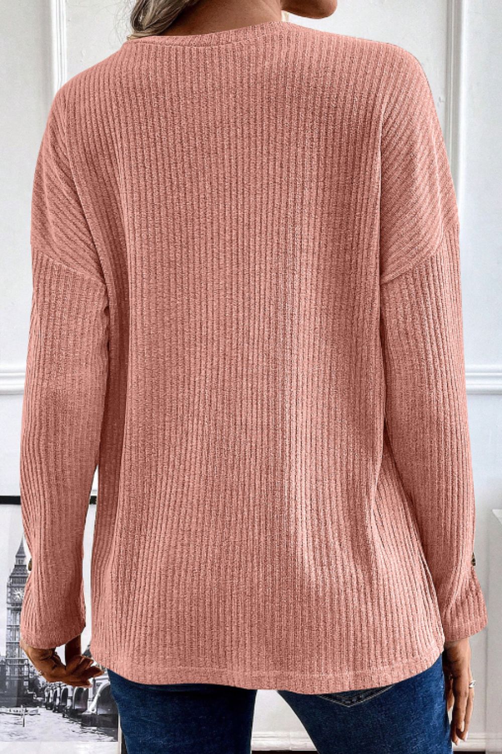 strickpullover-rundhalsausschnitt-knopfleiste.jpeg